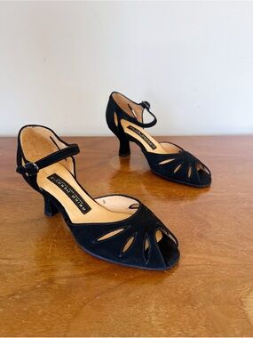 Arika Nerguiz • Melina dance shoes Midnite Suede black cutout heel pump retro